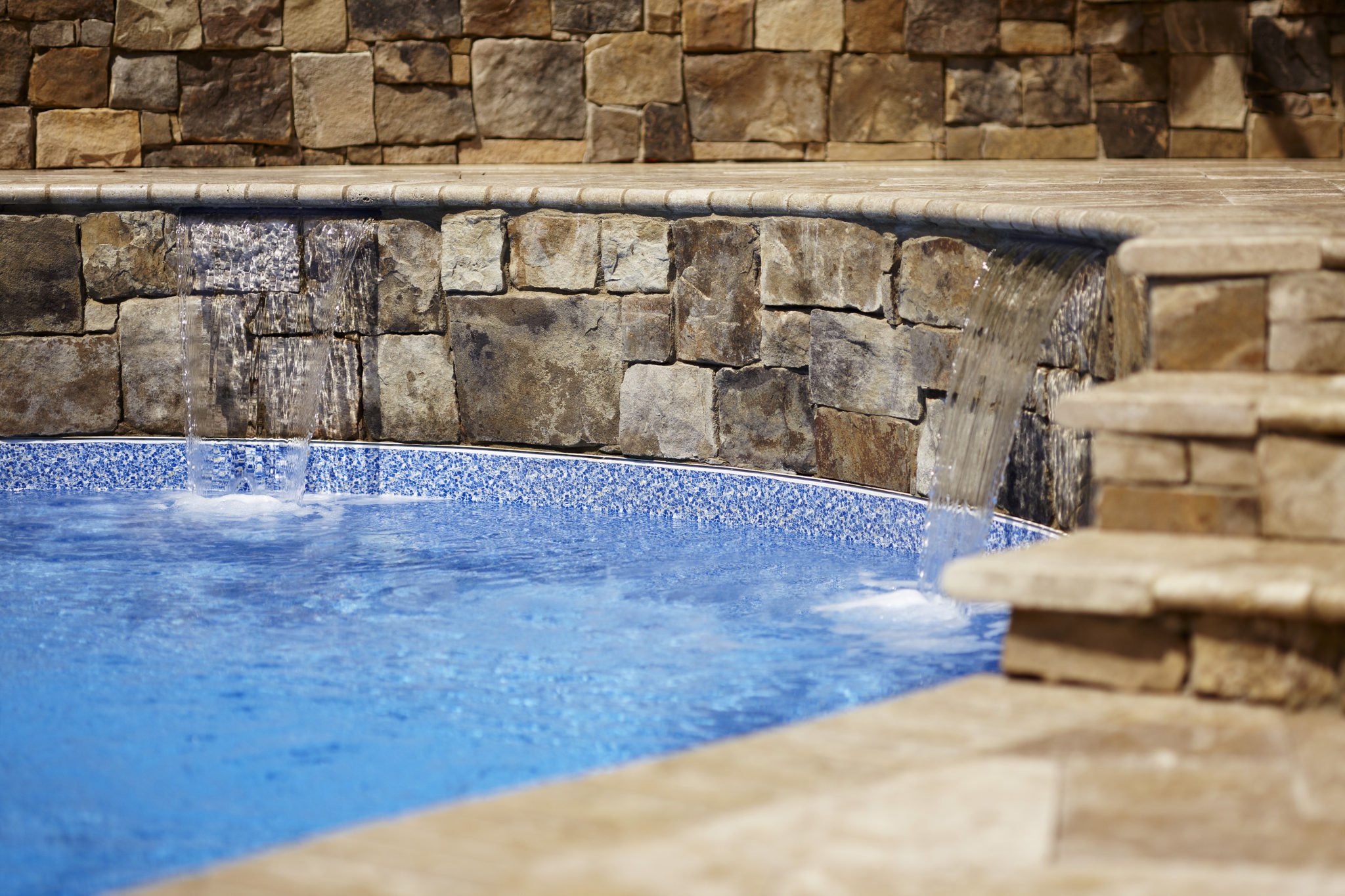 Pierre pool waterfall on concrete pool